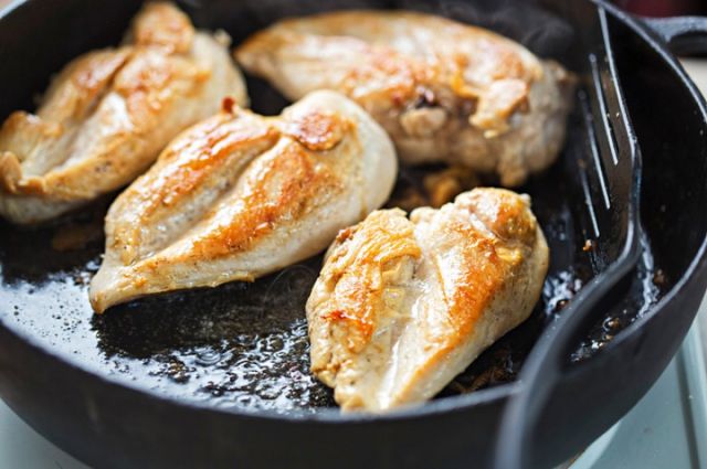 Белое мясо. Шеф-повара рассказали, как правильно жарить куриную грудку