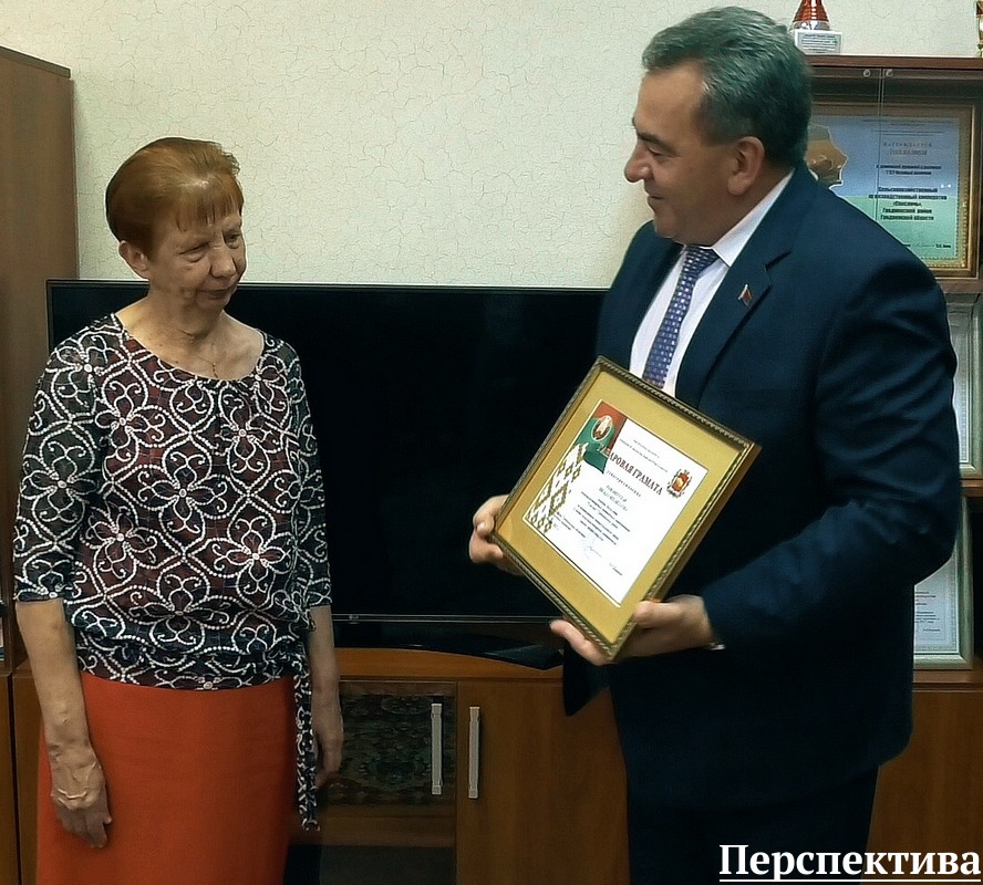 Валерий Хелский поздравил с юбилеем главного бухгалтера СПК «Свислочь»