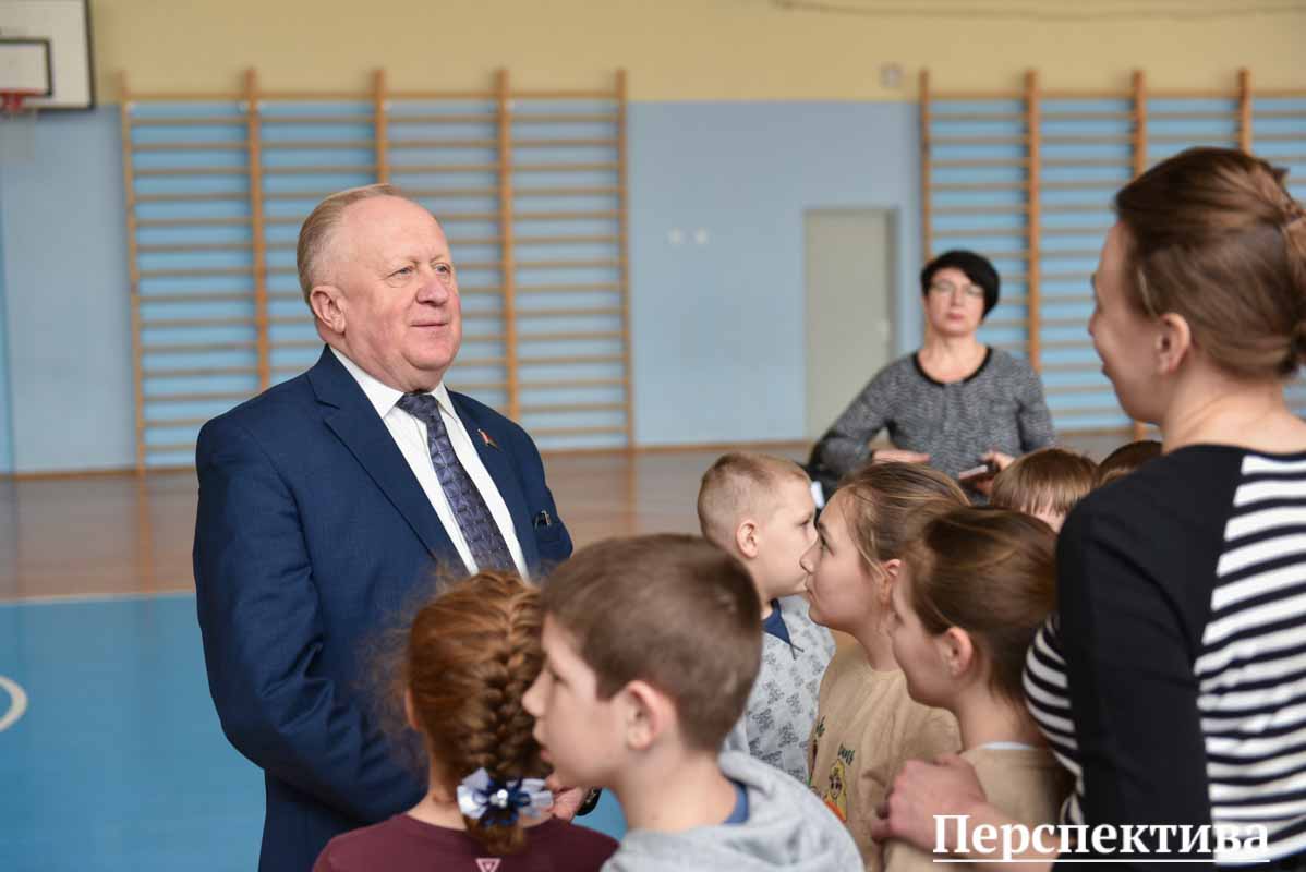 Диалогу между профсоюзами и трудовыми коллективами быть: Виктор Лискович посетил среднюю школу № 41 имени А. М. Кузнецова города Гродно