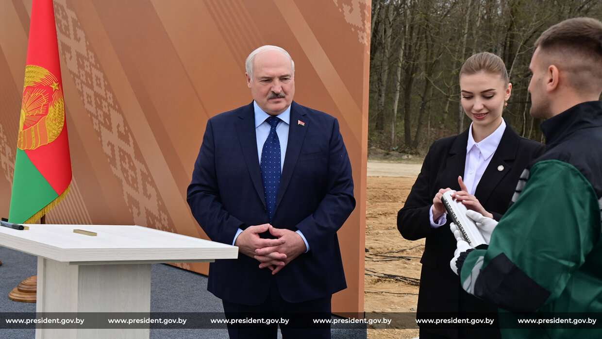 Лукашенко министру здравоохранения: надо сделать медицину народной - всем доступно, одинаково