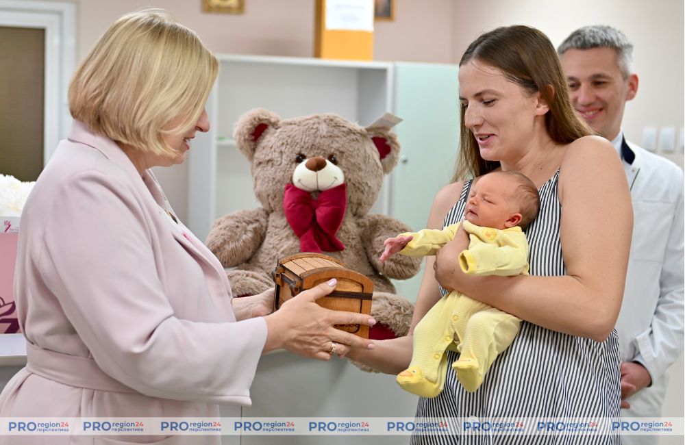 «Бацькаву кашулю» вручили молодым мамам в БСМП
