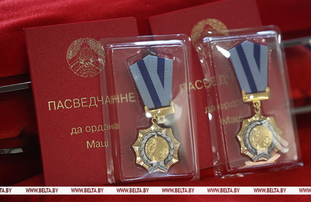 Лукашенко подписал указ о награждении 72 белорусок орденом Матери