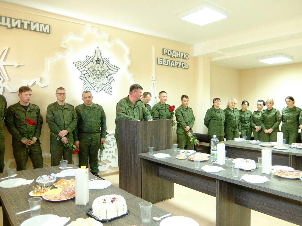 Мужчины 1-го зенитного ракетного полка, дислоцирующегося в Гродненском районе, поздравили женщин с Днем матери