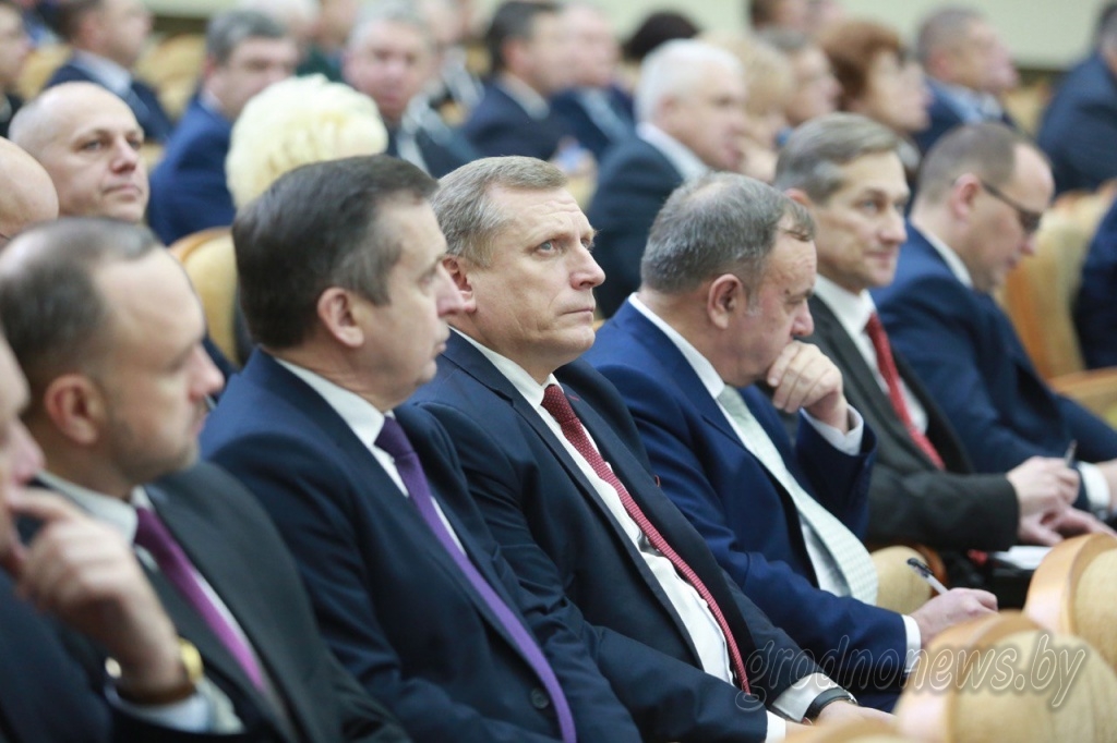 На заседании сессии областного Совета депутатов утверждены прогноз социально-экономического развития области и бюджет на 2019 год