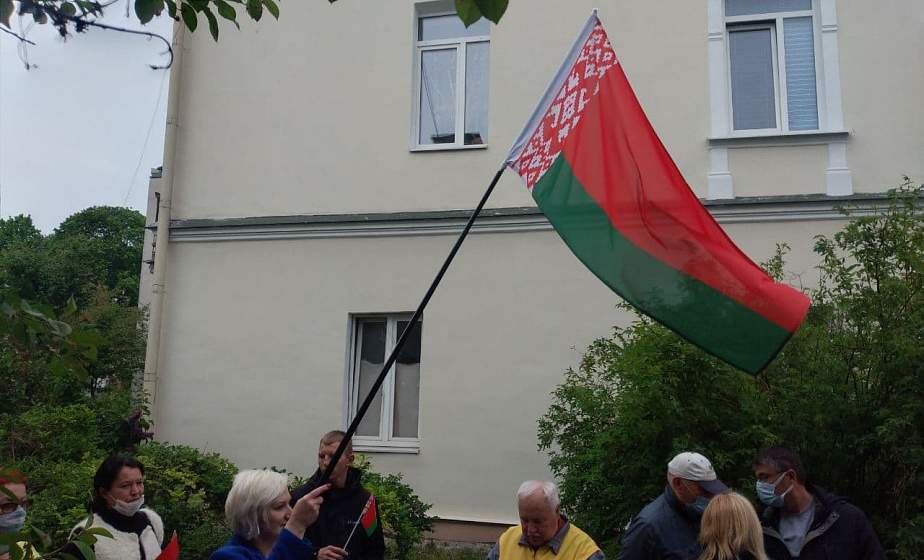 ФОТОФАКТ. Пикет в поддержку государственных символов проходит у Генконсульства Литвы в Гродно