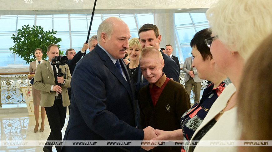В гостях у Президента. Александр Лукашенко вручил награды Роме Когодовскому и спасшим его медикам