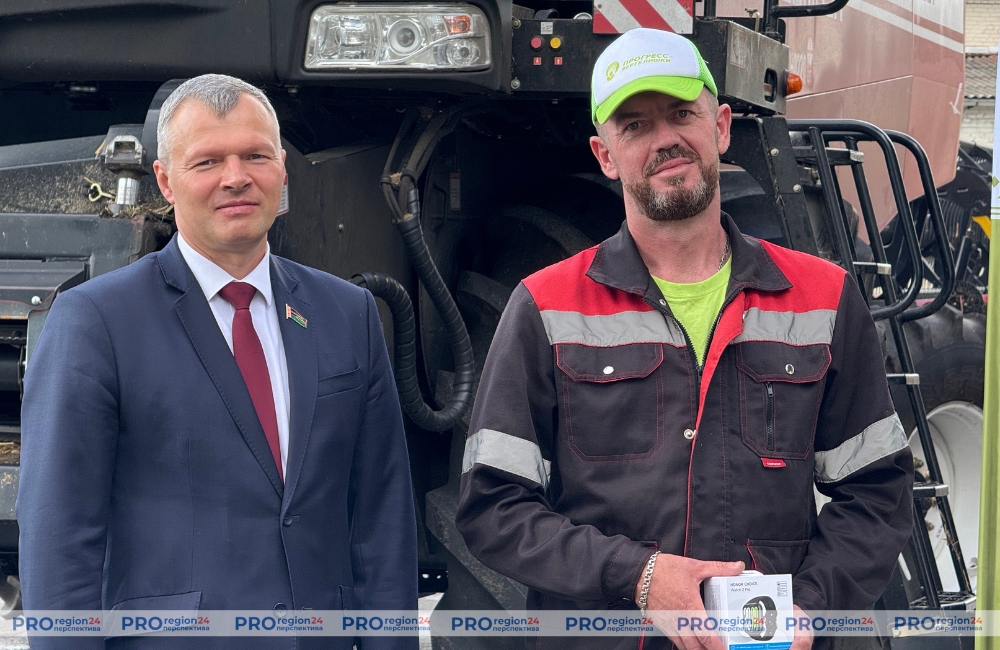 Депутат Олег Романов поздравил комбайнера СПК «Прогресс-Вертелишки» с рекордным урожаем