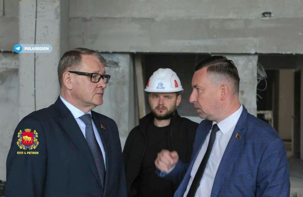 Константин Бурак оценил ход благоустройства сквера на Дарвина и аквацентра «Лазурный» в Гродно