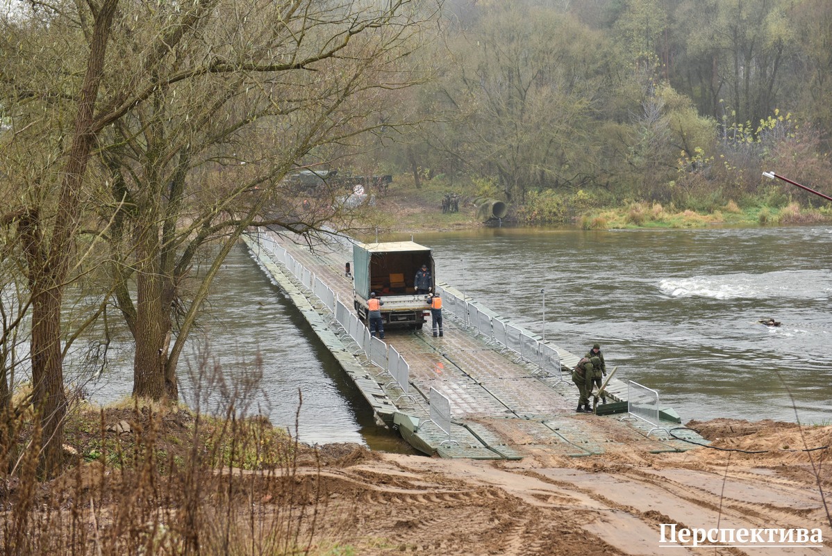 Фотофакт: завершается возведение понтонной переправы возле Нового моста в Гродно