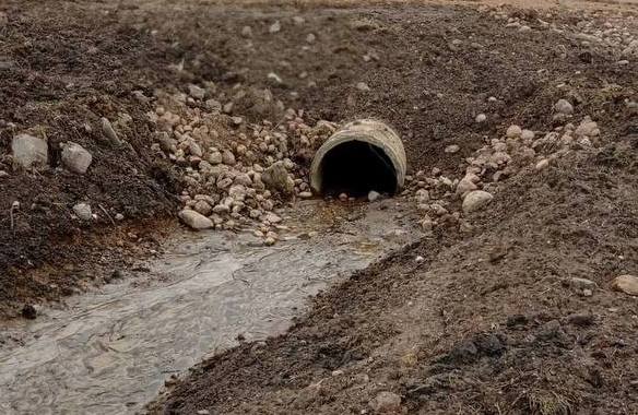 Валерий Хелский помог решить проблему подтопления дворовой территории в Одельске
