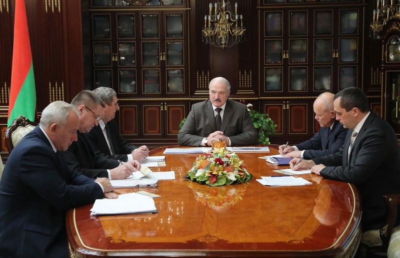 Александр Лукашенко поручил к 7 ноября завершить уборочную и поторопил с подготовкой земли к весенним работам