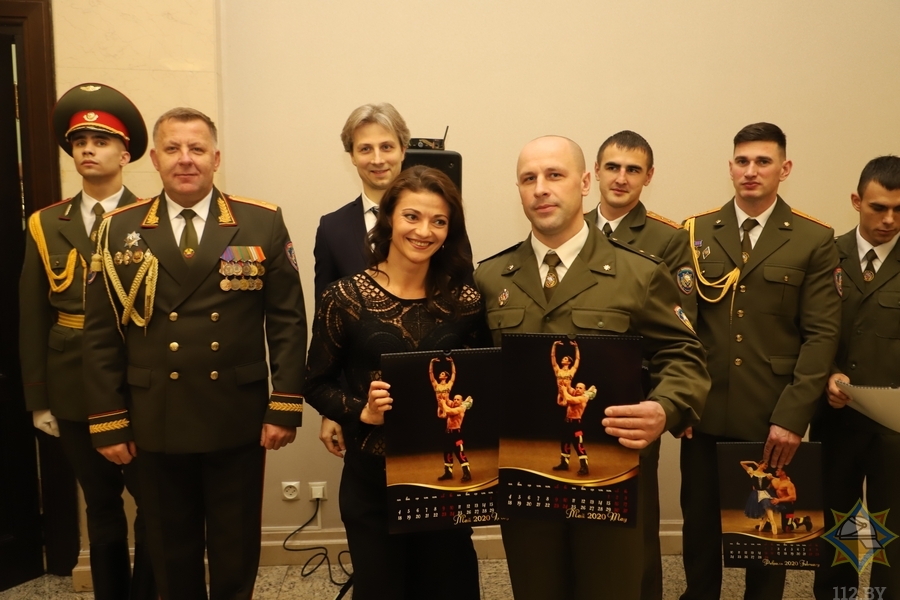 Посмотрите, какой календарь представили сотрудники МЧС и балерины Большого театра ко Дню спасателя