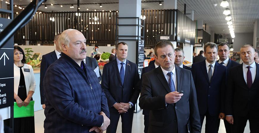 Александр Лукашенко посещает фермерский рынок под Минском