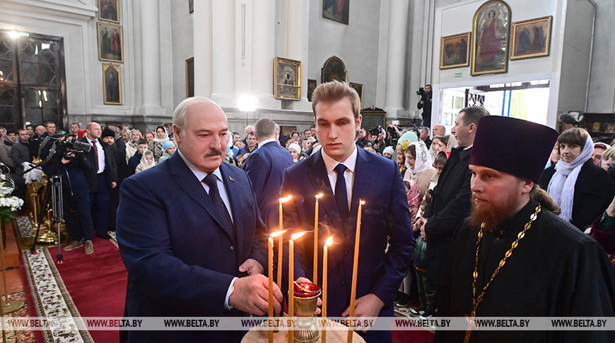 Александр Лукашенко в праздник Пасхи зажег свечу в Спасо-Преображенском храме