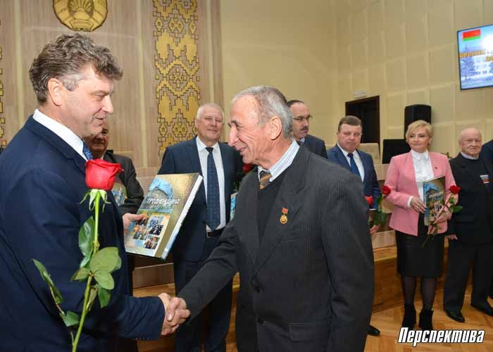 Выдающимся людям Гродненского района вручили книгу «Гродненщина в лицах»