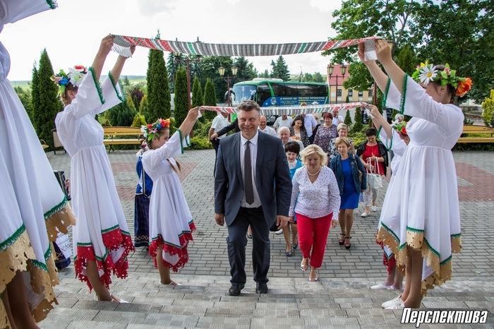 Приподняв культурный пласт, депутаты райсовета учились играть на трубе из липы, ткать и танцевать ойру