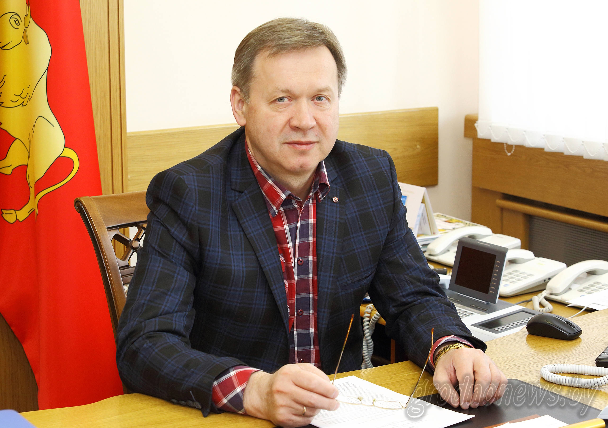 Благоустройство агрогородков, замена лифтов в многоэтажках. Субботнюю прямую линию провел председатель областного Совета депутатов Игорь Жук