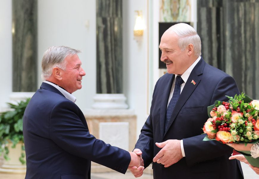 Начало новой традиции. Александр Лукашенко в преддверии Дня народного единства вручил госнаграды