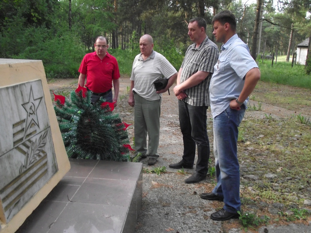 Гродненцы и потомки погибшего воина у памятника в Чеховщизне (2).JPG