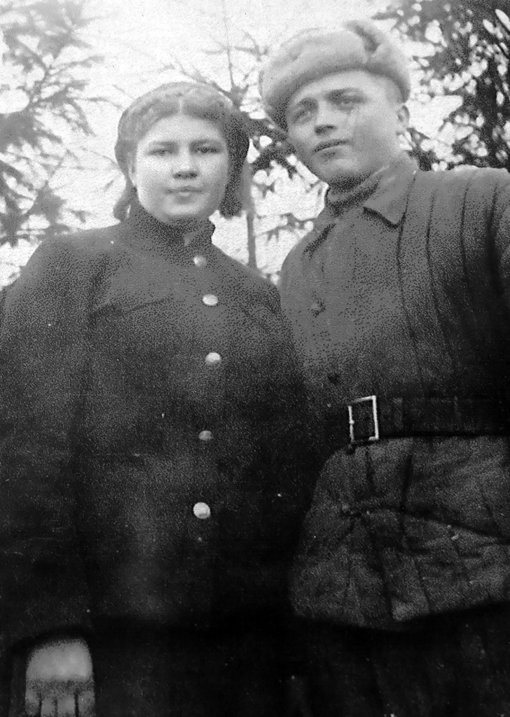 Зинаида Судакова с боевым товарищем.jpg
