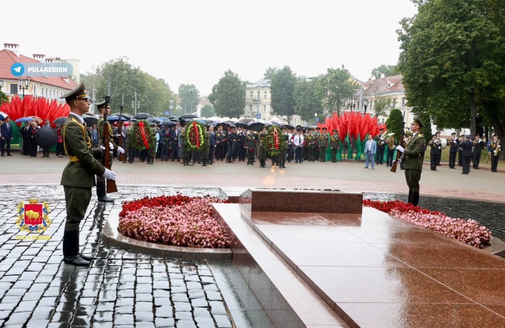 Возложение цветов в парке Жилибера 7