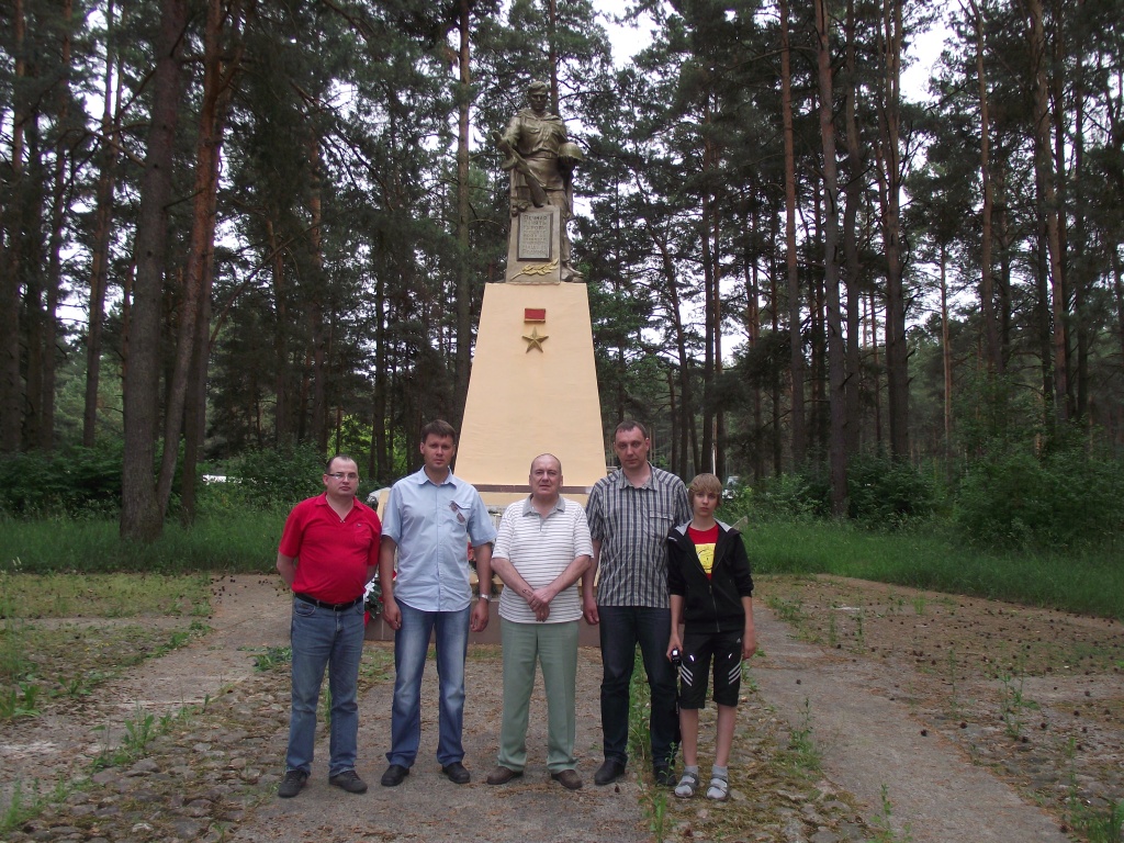 Гродненцы и потомки погибшего воина у памятника в Чеховщизне.JPG
