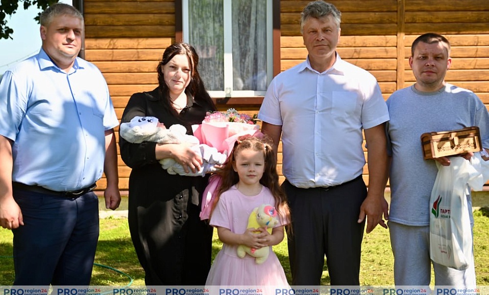 «Бацькаву кашулю» в рамках республиканского проекта «Трэці – Бацькаў» вручили многодетной семье из Гродненского района